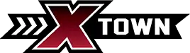 Logo avec trois flèches blanches pointant vers la droite, suivies d'une grande lettre X rouge et noire et du mot TOWN en lettres blanches grasses sur fond noir.